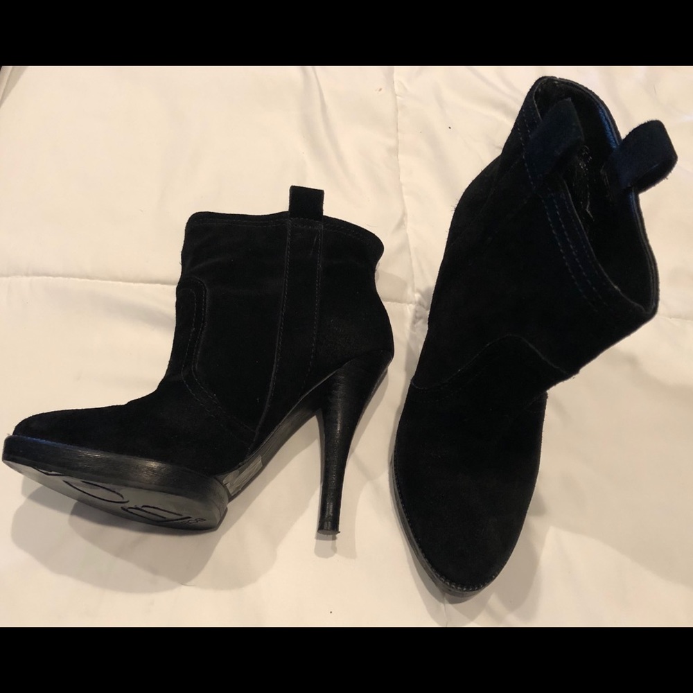BCBG LIKE NEW! ankle boot bootie black suede